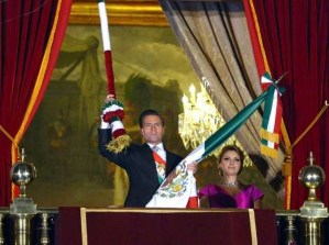 Presidente tocando la campana en el balcon