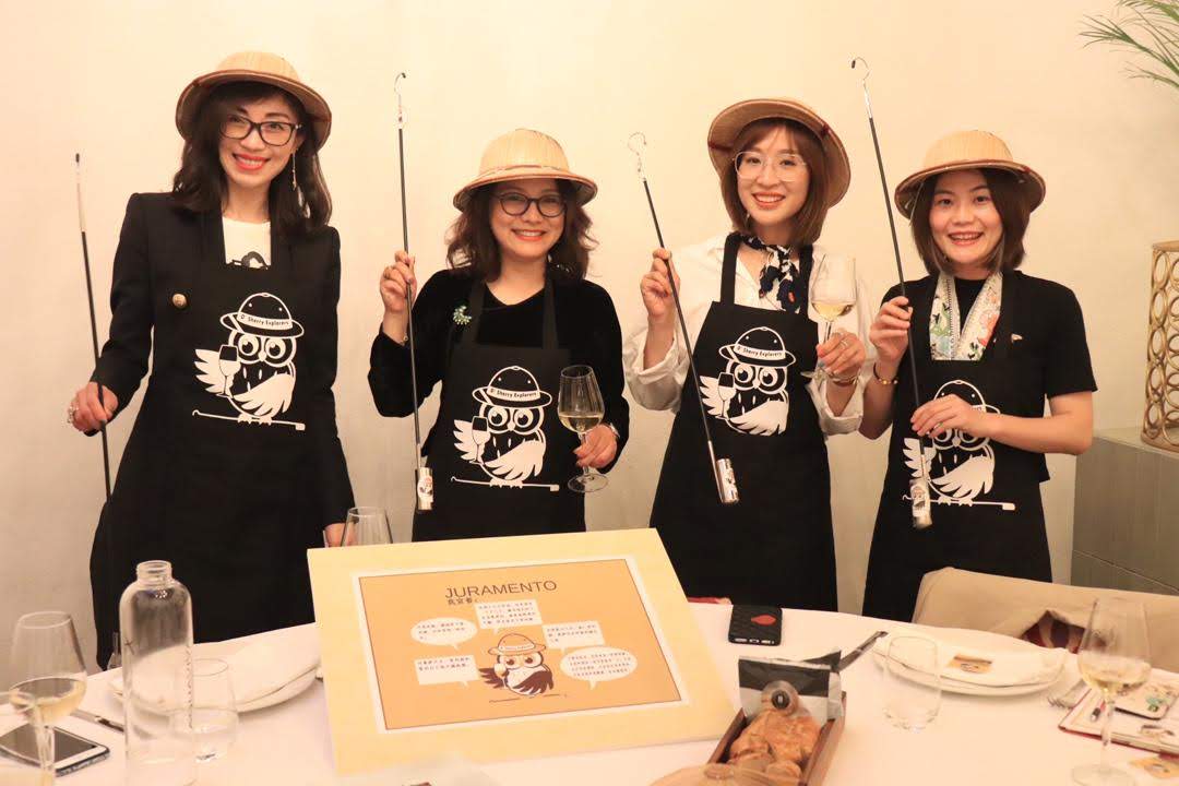 Nuevas Sherry Explorers de China y ceremonia completada de la Sherry Explorer Honoraria, Mónica Zhou en La Carboná/ At the La Carboná Restaurant:  New Sherry Explorers from China and the completion of the Honorary Explorer Nomination Ceremony for Monica&nbsp;Zhou